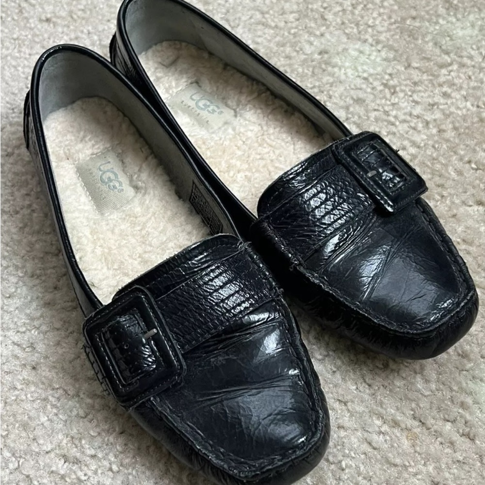 UGG Black Patent Leather Loafer Flats Driving Moccasins Sherpa Size 7 EUC